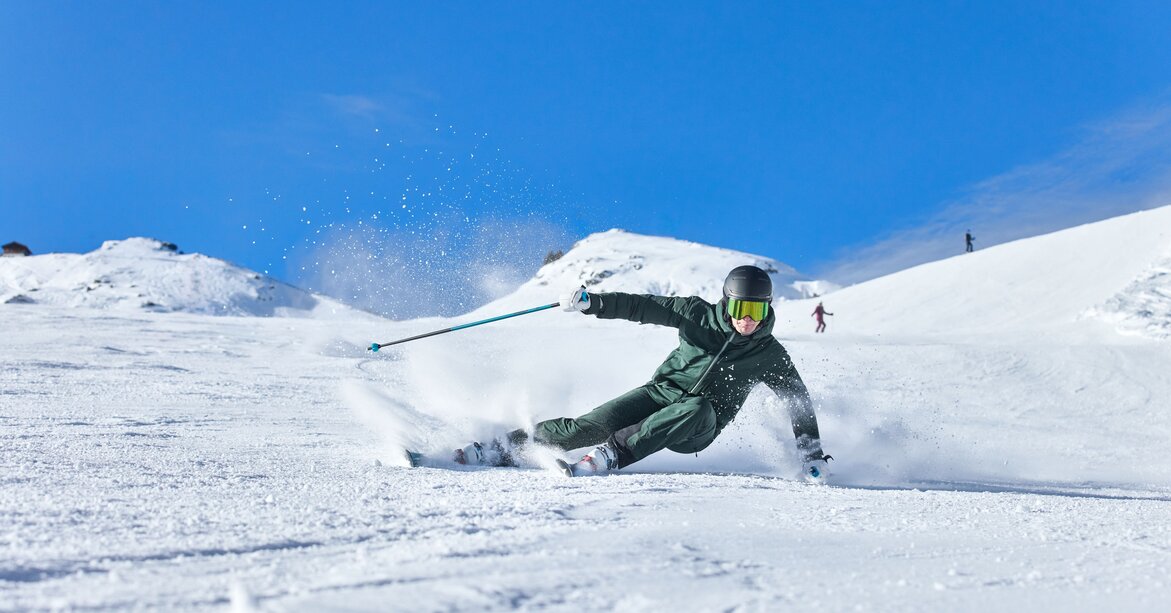 Ein sportlicher Skifahrer auf der Skipiste bei schönem Wetter und blauem Himmel. | © Silvretta Montafon - Stefan Kothner