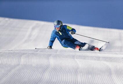 Ein sportlicher Skifahrer auf der Piste in der Silvretta Montafon. | © Silvretta Montafon - Schöffel