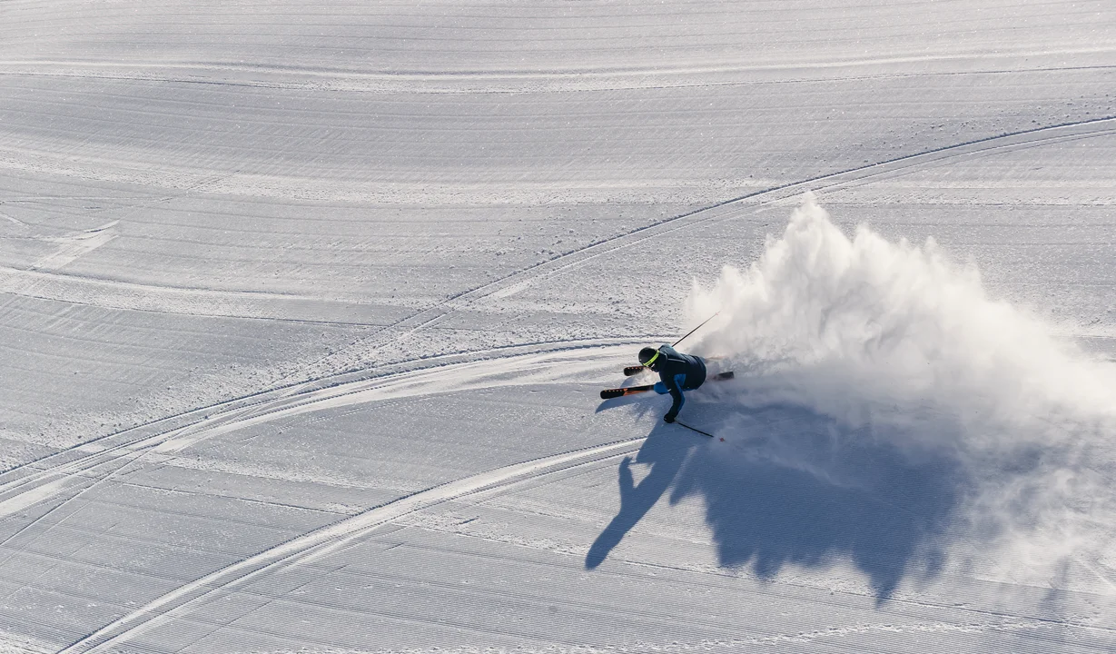 Ansicht eines Skifahrers auf der Piste von oben. | © Silvretta Montafon - Schöffel