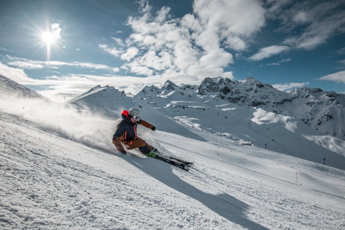 Skifahrer - Silvretta Montafon | © Silvretta Montafon - Daniel Hug Ein Skifahrer fährt die Piste im Skigebit Silvretta Montafon hinunter. | © Silvretta Montafon - Daniel Hug