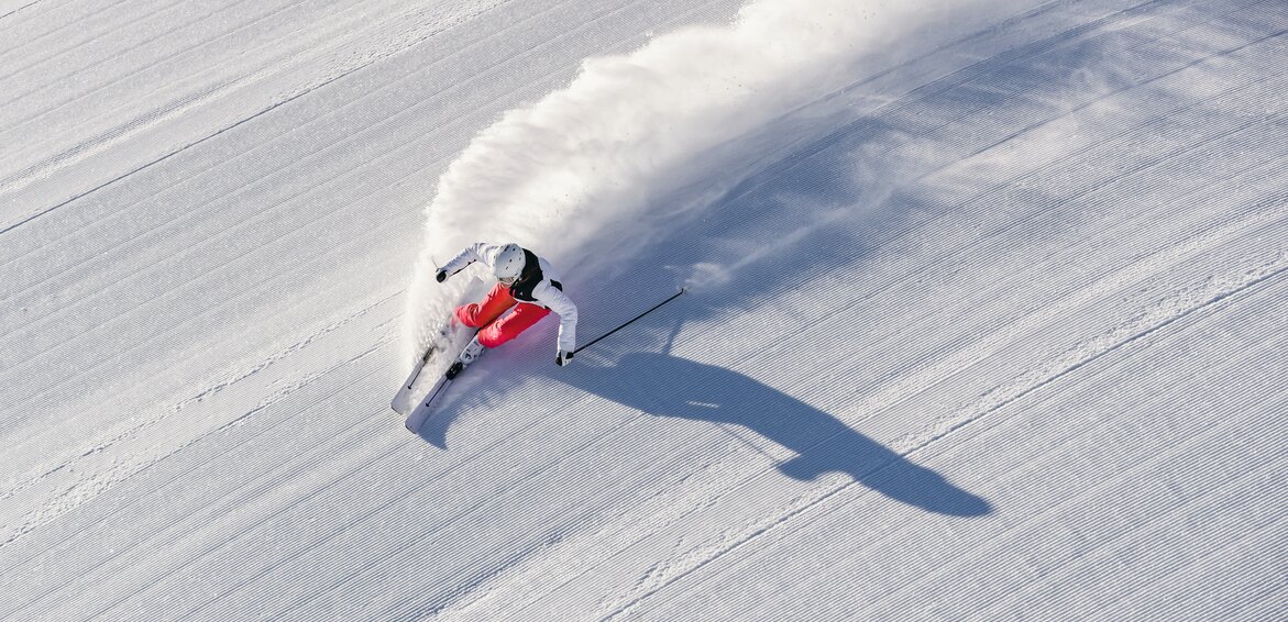 Ansicht einer Skifahrerin auf der Piste von oben. | © Silvretta Montafon - Schöffel