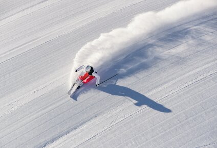 Ansicht einer Skifahrerin auf der Piste von oben. | © Silvretta Montafon - Schöffel