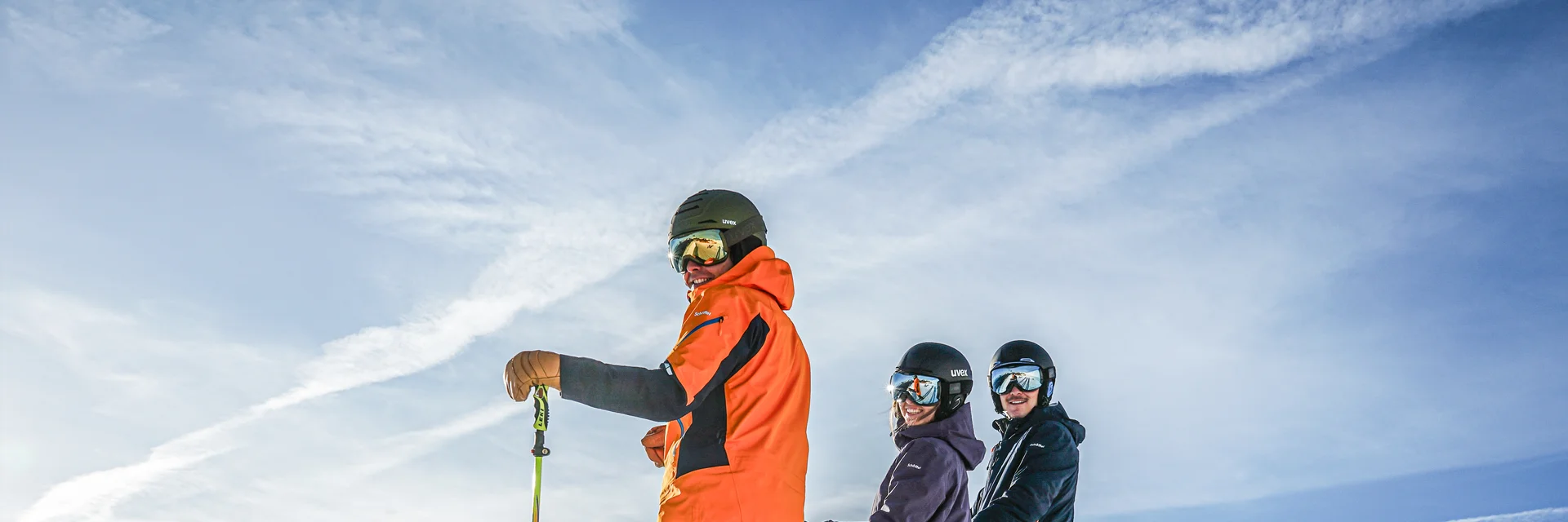 Drei Personen stehen lächelnd mit den Skiern im Skigebiet Silvretta Montafon. | © Silvretta Montafon - Vanessa Strauch