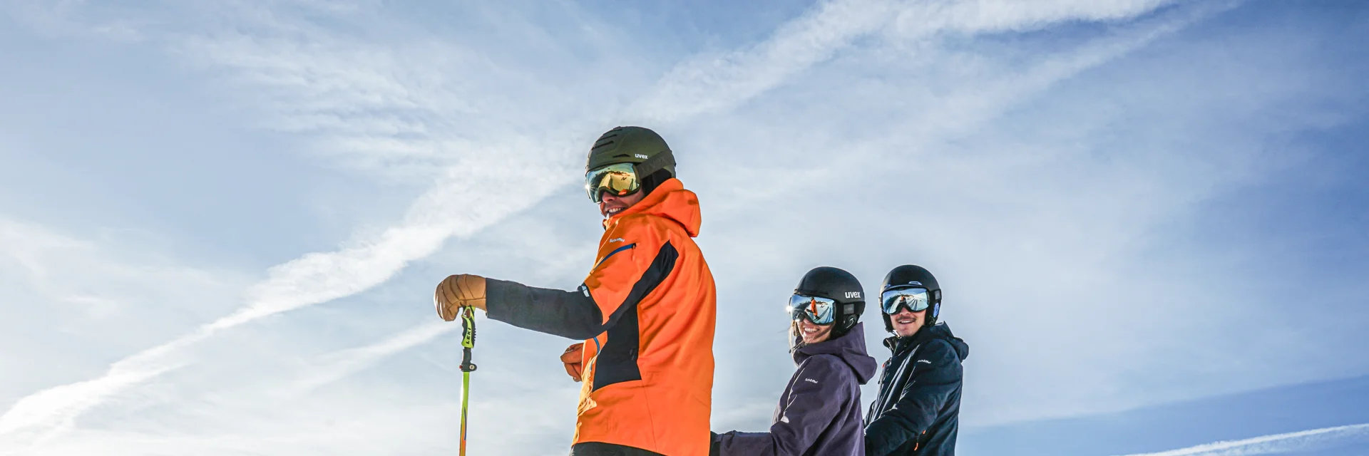 Drei Personen stehen lächelnd mit den Skiern im Skigebiet Silvretta Montafon. | © Silvretta Montafon - Vanessa Strauch