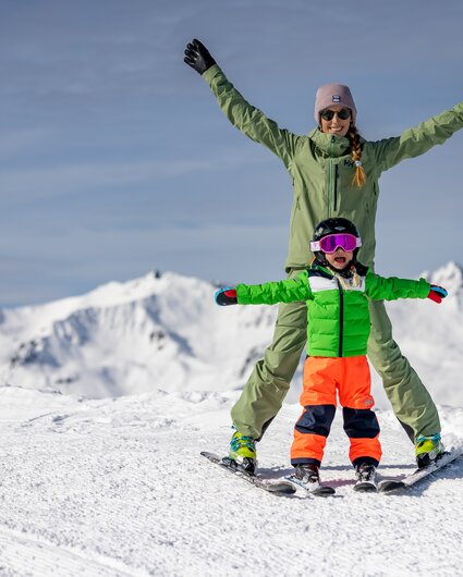 Skifahren mit Kindern - Silvretta Montafon | © Silvretta Montafon - Torsten Wenzler Ein Mutter und ihre Tochter haben Spaß beim Skifahren in der Silvretta Montafon. | © Silvretta Montafon - Torsten Wenzler