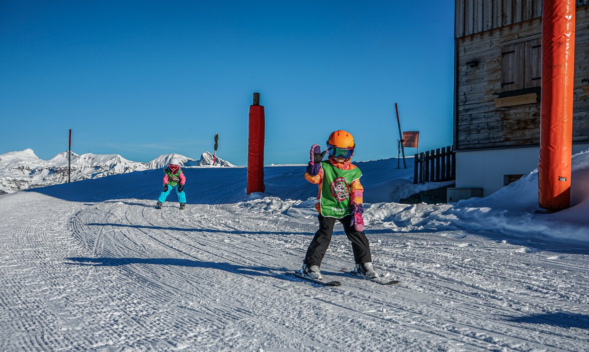 Zwei Kinder auf den Ski beim Skikurs in der Silvretta Montafon | © Silvretta Montafon - Vanessa Strauch