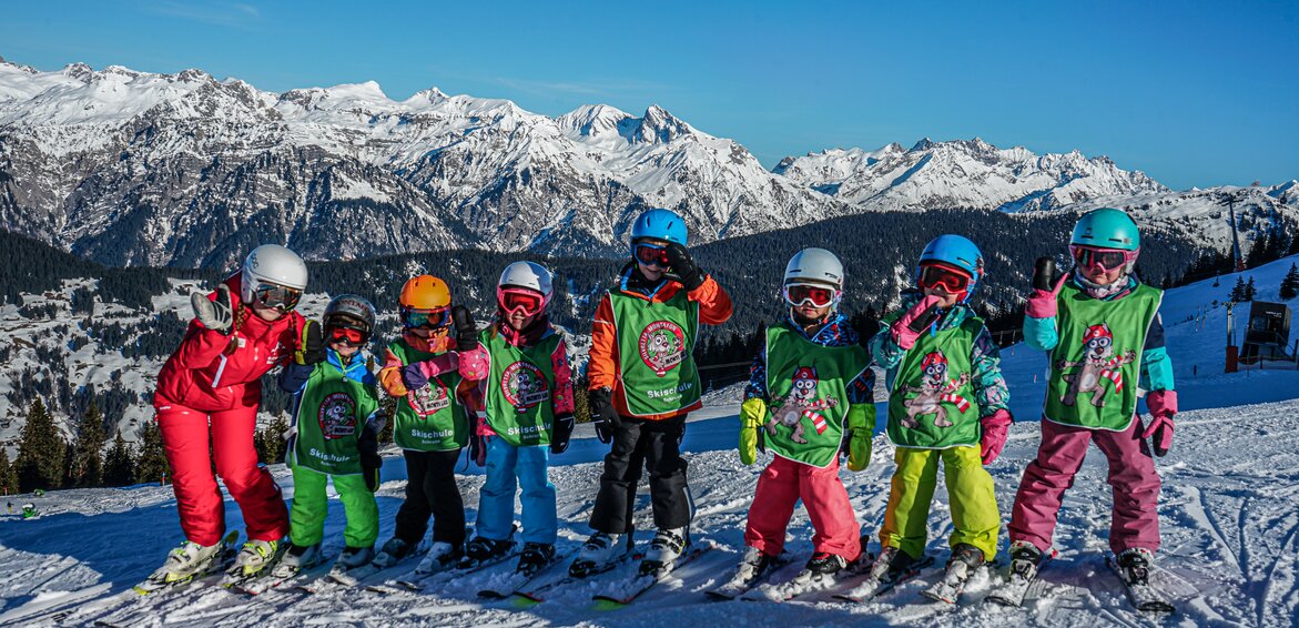 Eine Gruppe von Kindern und eine Skilehrerin beim Bambinikurs in der Silvretta Montafon. | © Silvretta Montafon - Vanessa Strauch