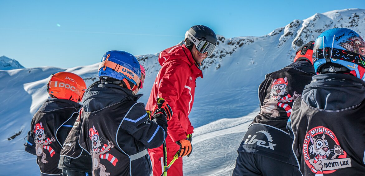 Ein Skilehrer und einige Kinder beim Skikurs in der Silvretta Montafon. | © Silvretta Montafon - Vanessa Strauch