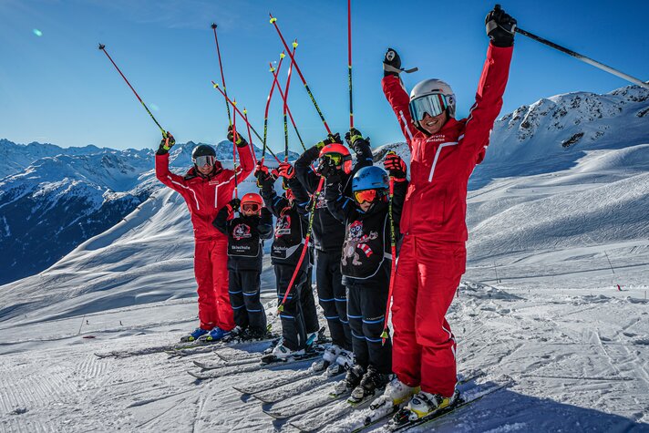 Kinderskikurs - Silvretta Montafon | © Silvretta Montafon - Vanessa Strauch Eine Gruppe von Kindern und zwei Skilehrer haben Spaß beim Kinderskikurs in der Silvretta Montafon. | © Silvretta Montafon - Vanessa Strauch