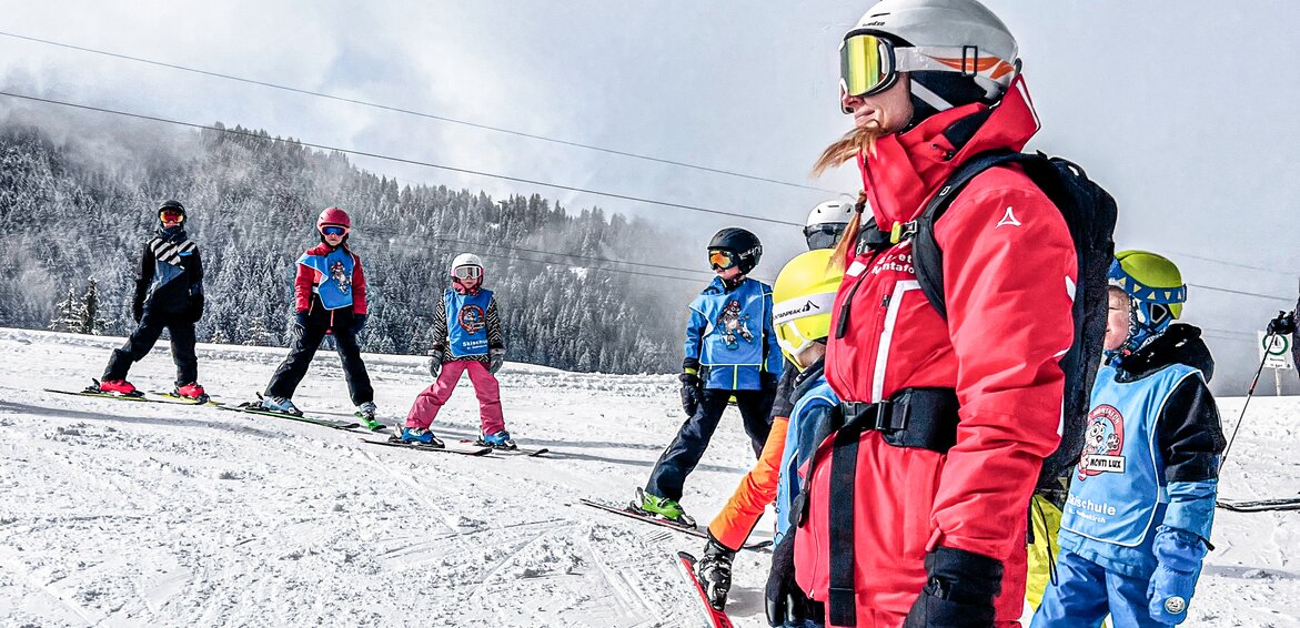 Eine Gruppe von Kindern mit Skilehrerin beim Skikurs in der Silvretta Montafon. | © Skischule St. Gallenkirch - Viola Schwigon