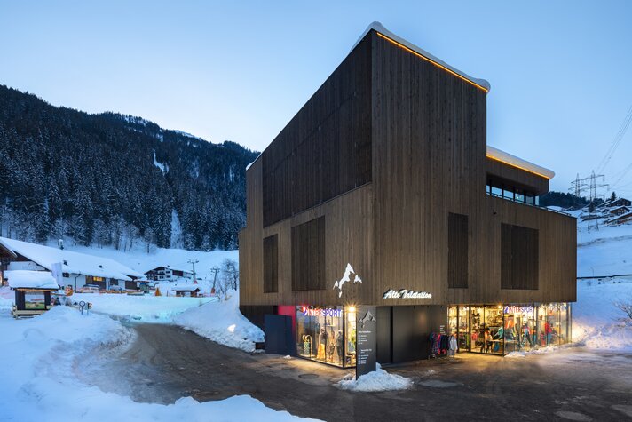 Intersport Versettla Bahn Talstation - Silvretta Montafon | © Silvretta Montafon Die Aussenansicht des Intersport Verleihshops an der Valisera Bahn Talstation. | © Silvretta Montafon