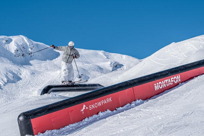Freestyler - Silvretta Montafon | © Silvretta Montafon - goodguypaez Ein Freestyler an einem Job im Snowpark Montafon in der Silvretta Montafon. | © Silvretta Montafon - goodguypaez