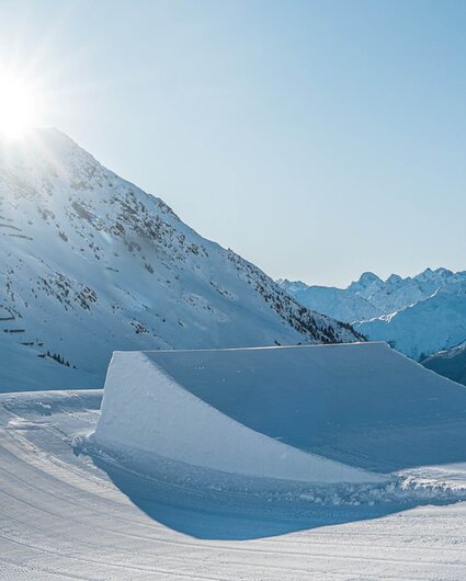 Kicker im Snowpark - Silvretta Montafon | © Silvretta Montafon - Matty Cox Großer Kicker in der Morgensonne in der Silvretta Montafon. | © Silvretta Montafon - Matty Cox