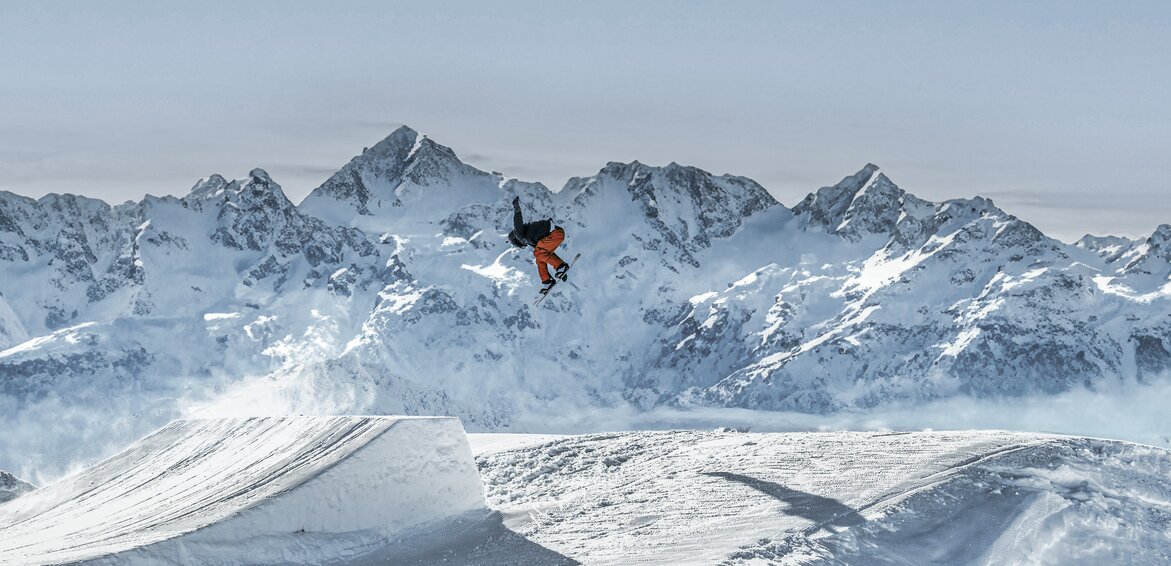 Ein Snowboarder springt über eine Schanze in der Silvretta Montafon | © Silvretta Montafon - Sammi Theurer