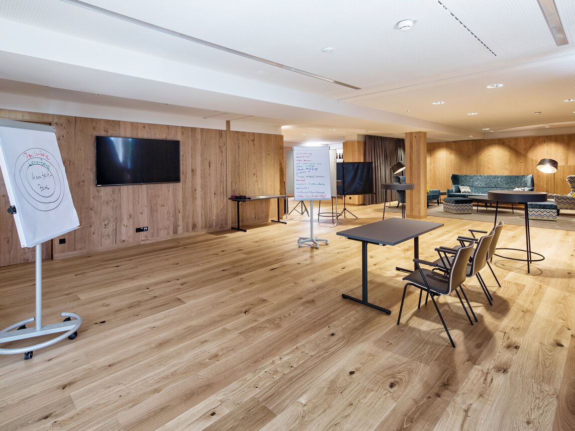 Seminar - Sporthotel Silvretta Montafon | © Silvretta Montafon - Markus Gmeiner Ein Seminarraum mit Screens und Flipcharts. | © Silvretta Montafon - Markus Gmeiner