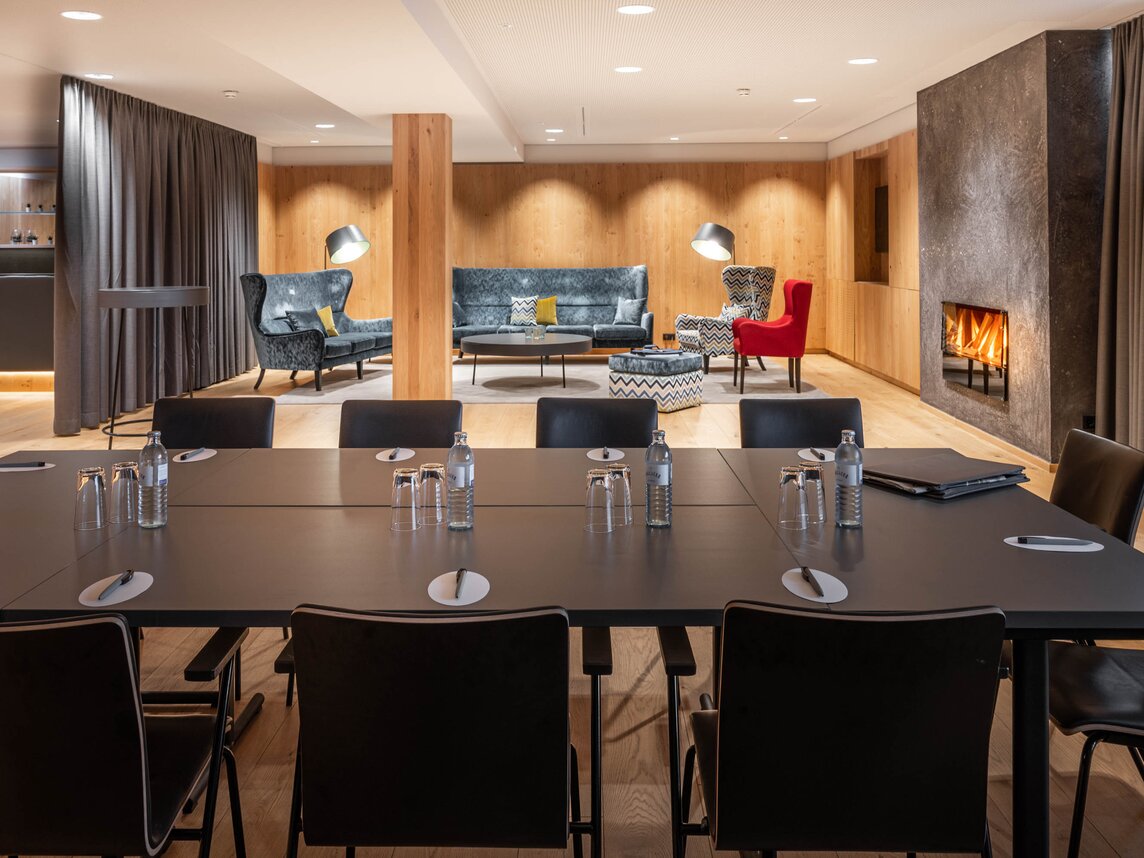 Seminarraum Sporthotel Silvretta Montafon | © Silvretta Montafon - blateral Ein Seminarraum mit gemütlichen Sitzgelegenheiten in blau und gelb. | © Silvretta Montafon - blateral