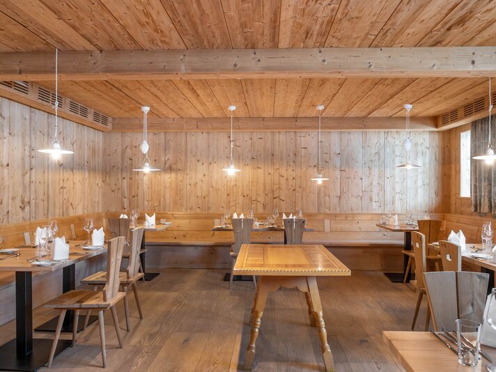Simons Alpenbrasserie im Sporthotel Silvretta Montafon in Gaschurn | © Silvretta Montafon - blateral Eine schöne Holzstube mit gedeckten Tischen im Sporthotel Silvretta Montafon | © Silvretta Montafon - blateral