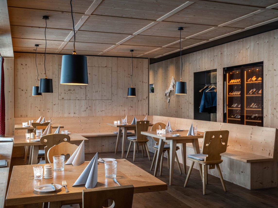 Stoba 7 Sporthotel Silvretta Montafon | © Silvretta Montafon - blateral Gemütlich gedeckte Tische mit viel Holz in der Stoba 7 | © Silvretta Montafon - blateral