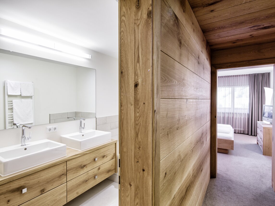 Badezimmer Bergsuite Sporthotel Silvretta Montafon  | © Silvretta Montafon - Markus Gmeiner Badezimmer mit 2 Waschbecken und großem Spiegel im Sporthotel Silvretta Montafon  | © Silvretta Montafon - Markus Gmeiner